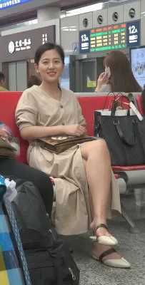 上善若水任方圆，女人味十足# 成熟女人,路人真实的美。#在你眼里，什么样的女人最漂亮# #街拍# #美女#