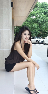 衣风尚集：日常分享。挂脖炭灰色吊带简单搭配亮色黑色凉鞋，剪短了头发，下午茶周末吸氧#氛围感#御姐 #穿搭 #日常分享 #高跟鞋