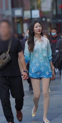 穿蓝衣的时尚女生