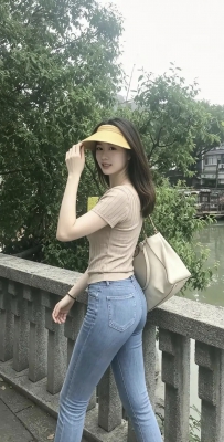 漫走水乡街巷，与清风绿意碰面，T恤+牛仔裤永不过时。#简约t恤牛仔裤# #针织配牛仔裤# #通勤牛仔裤衬衫#
