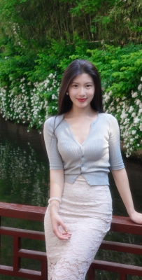 夕阳下漫步：去趵突泉玩，想在泉眼前排拍照那简直是难上加难。人多得像蚂蚁搬家，里三层外三层围得水泄不通，根本挤不进去。