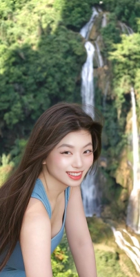 瀑布氛围感出片手机拍照 遇到好的风景就要把它拍下来- 拍风景的意义，就是为了衬托你的美，-风景是背景，你才是镜头里的主角✨户外自由感约拍，#瀑布氛围感拍照 #户外出片 #兴义旅游 #约拍